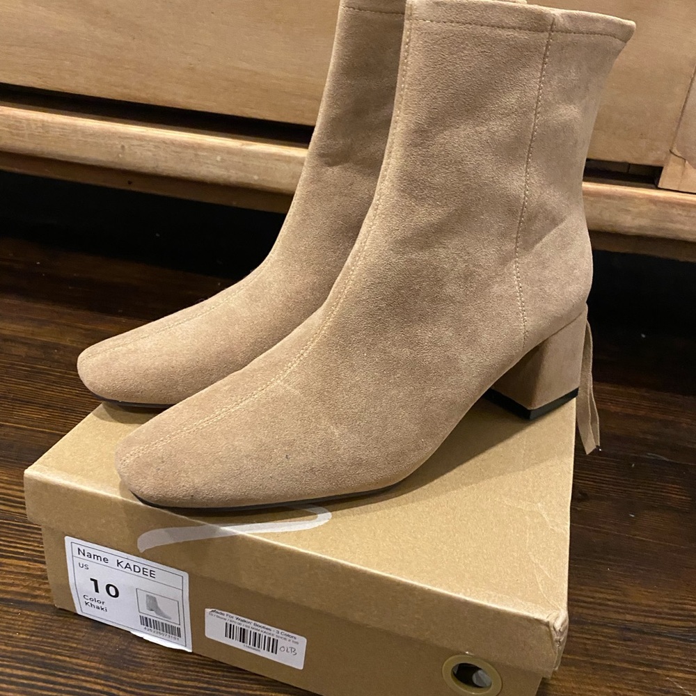 NWT: Mimi suade nude tan size 10 short booties